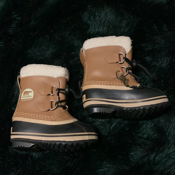 Sorel Children’s Yoot PAC TP Boot (needs new lace on right boot) - Picture 3 of 13